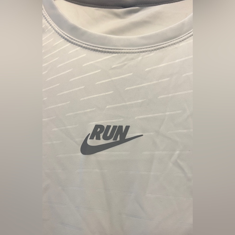 New with tag Nike Dri-fit white Short sleeve top for running size M - Picture 4 of 9
